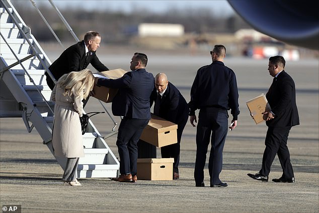 شوهدت الصناديق التي يتم تحميلها على Air Force One حيث عاد ترامب إلى Mar-A-Lago في فلوريدا بعد انفجاره مع رئيس أوكرانيا فولوديمير زيلنسكي