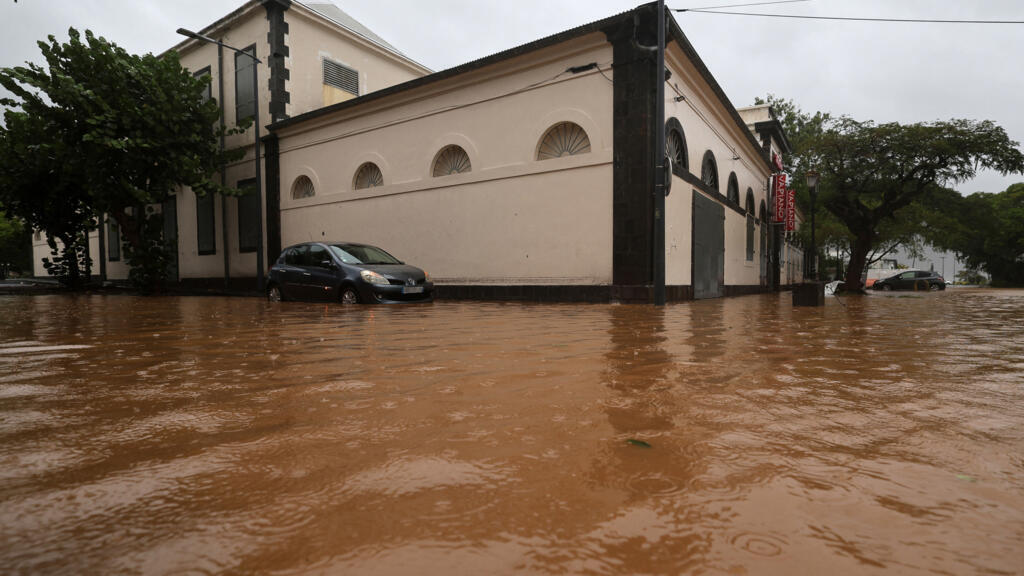 يقتل Garance Cyclone Garance أربعة على الأقل في جزيرة فرنسا لم الشمل